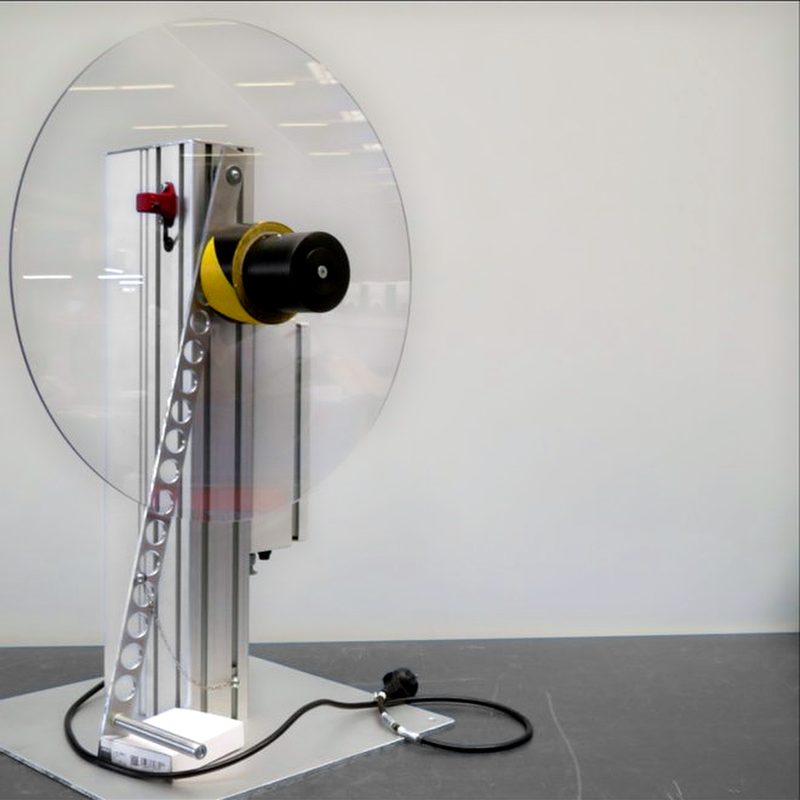 Kabelaufwickler – Frontansicht mit Plexiglas-Schutzscheibe und Spannkern